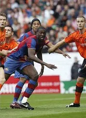 Yaya Toure (trái, Barca) trận gặp Dundee United. Yaya Toure (trái, Barca) trận gặp Dundee United.