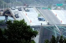 Sáng nay, tại Mỹ: Cầu sập, xe lao xuống sông