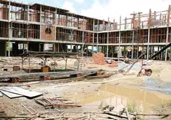 TPHCM: Trường xây dở dang, trò bị ép!