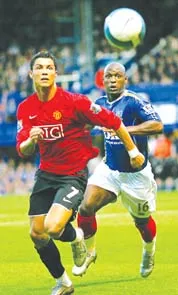 Ronaldo (trái) trong trận đấu với Portsmouth. Ronaldo (trái) trong trận đấu với Portsmouth.