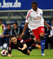 Van Bommel (trái, Bayern) không thể vượt qua Jerome Boateng (Hamburg). Van Bommel (trái, Bayern) không thể vượt qua Jerome Boateng (Hamburg).