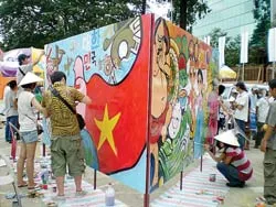 Sinh viên Việt Nam-Hàn Quốc giao lưu vẽ tranh tường