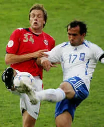 Tiền vệ Na Uy Jarl-Andre Storbeak (trái) tranh bóng với Theofanis Gekas (Hy Lạp). Tiền vệ Na Uy Jarl-Andre Storbeak (trái) tranh bóng với Theofanis Gekas (Hy Lạp).