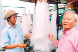 ĐBSCL: Nhộn nhịp dịch vụ mùa lũ ảnh 4 ĐBSCL: Nhộn nhịp dịch vụ mùa lũ ảnh 4