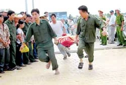 8 giờ sáng 26-9, sập nhịp dẫn cầu Cần Thơ: Thảm họa lớn nhất lịch sử ngành xây dựng Việt Nam ảnh 2 8 giờ sáng 26-9, sập nhịp dẫn cầu Cần Thơ: Thảm họa lớn nhất lịch sử ngành xây dựng Việt Nam ảnh 2
