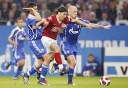 Schalke vươn lên nhì bảng