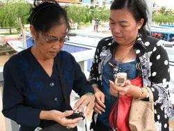 Tưởng niệm nạn nhân vụ sập nhịp dẫn cầu Cần Thơ: Nhiều tiểu thương TP HCM đến viếng
