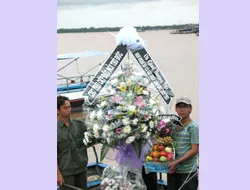 Tưởng niệm nạn nhân vụ sập nhịp dẫn cầu Cần Thơ: Nhiều tiểu thương TP HCM đến viếng ảnh 2 Tưởng niệm nạn nhân vụ sập nhịp dẫn cầu Cần Thơ: Nhiều tiểu thương TP HCM đến viếng ảnh 2