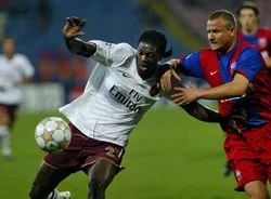 Tiền đạo Adebayor (trái, Arsenal) đi bóng qua hậu vệ Steaua Bucharest. Tiền đạo Adebayor (trái, Arsenal) đi bóng qua hậu vệ Steaua Bucharest.