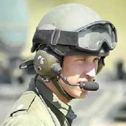 Hoàng tử William học... lái máy bay