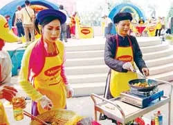 Á hậu muốn ăn cũng... phải lăn vào bếp!