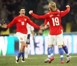 Vòng loại Euro 2008: Nga – Anh: 2-1 (Bảng E): “Lội ngược dòng” giành chiến thắng trên sân nhà ảnh 2