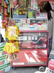 Kiên quyết cấm quảng cáo thuốc lá tràn lan