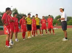 Tập trung với 9 cầu thủ ảnh 1 Tập trung với 9 cầu thủ ảnh 1