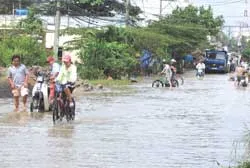 Triều cường cao nhất sau 48 năm, gây ngập nặng nhiều nơi ảnh 2 Triều cường cao nhất sau 48 năm, gây ngập nặng nhiều nơi ảnh 2