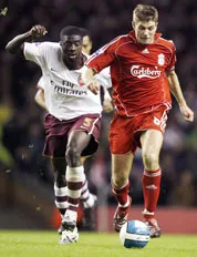 Kolo Toure (trái) trong một trận đấu. Kolo Toure (trái) trong một trận đấu.
