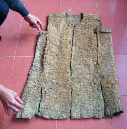 Trang phục độc đáo từ vỏ cây