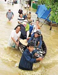 Miền Trung ngập chìm trong “cơn đại hồng thủy” ảnh 4 Miền Trung ngập chìm trong “cơn đại hồng thủy” ảnh 4