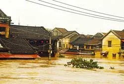 Miền Trung ngập chìm trong “cơn đại hồng thủy” ảnh 6 Miền Trung ngập chìm trong “cơn đại hồng thủy” ảnh 6