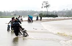 Miền Trung ngập chìm trong “cơn đại hồng thủy” ảnh 2 Miền Trung ngập chìm trong “cơn đại hồng thủy” ảnh 2