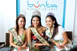 Các hoa hậu trái đất đến thưởng thức món bún Việt Nam tại Bún Ta. Các hoa hậu trái đất đến thưởng thức món bún Việt Nam tại Bún Ta.