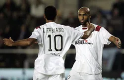 Kanoute và Fabiano mừng bàn thắng. Kanoute và Fabiano mừng bàn thắng.