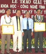 ...và trong lễ nhận giải thưởng Sáng tạo KHKT (ông Lành đứng bìa phải). ...và trong lễ nhận giải thưởng Sáng tạo KHKT (ông Lành đứng bìa phải).