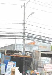 Xây dựng bên dưới trụ điện trung thế Góc ảnh xấu - đẹp