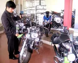 Nhiều hàng, ít khách...
