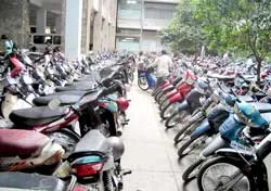 Gửi nón bảo hiểm: Các bãi giữ xe lúng túng