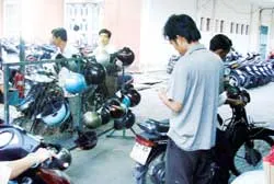 Gửi nón bảo hiểm: Các bãi giữ xe lúng túng ảnh 2 Gửi nón bảo hiểm: Các bãi giữ xe lúng túng ảnh 2