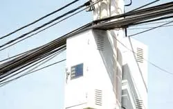 Cáp viễn thông giăng sát vào máy biến thế ảnh 2