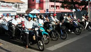 Hầu hết người đi xe gắn máy đều chấp hành ảnh 2 Hầu hết người đi xe gắn máy đều chấp hành ảnh 2