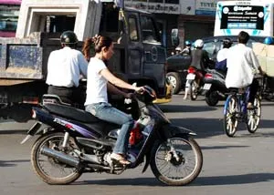 Hầu hết người đi xe gắn máy đều chấp hành ảnh 3 Hầu hết người đi xe gắn máy đều chấp hành ảnh 3