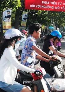 Hầu hết người đi xe gắn máy đều chấp hành ảnh 5 Hầu hết người đi xe gắn máy đều chấp hành ảnh 5