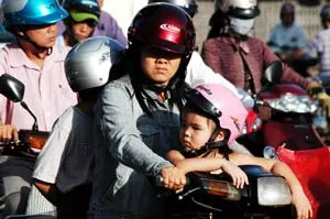 Hầu hết người đi xe gắn máy đều chấp hành ảnh 6 Hầu hết người đi xe gắn máy đều chấp hành ảnh 6
