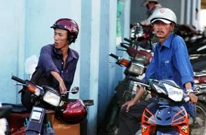 Hầu hết người đi xe gắn máy đều chấp hành ảnh 7 Hầu hết người đi xe gắn máy đều chấp hành ảnh 7