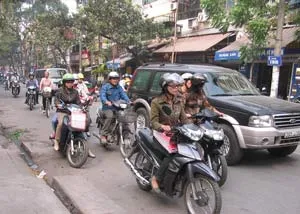Hầu hết người đi xe gắn máy đều chấp hành ảnh 8 Hầu hết người đi xe gắn máy đều chấp hành ảnh 8