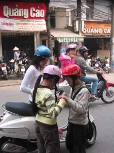 Hầu hết người đi xe gắn máy đều chấp hành ảnh 9 Hầu hết người đi xe gắn máy đều chấp hành ảnh 9