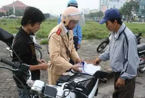 Hầu hết người đi xe gắn máy đều chấp hành ảnh 13 Hầu hết người đi xe gắn máy đều chấp hành ảnh 13