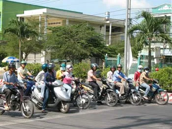 Hầu hết người đi xe gắn máy đều chấp hành ảnh 10 Hầu hết người đi xe gắn máy đều chấp hành ảnh 10