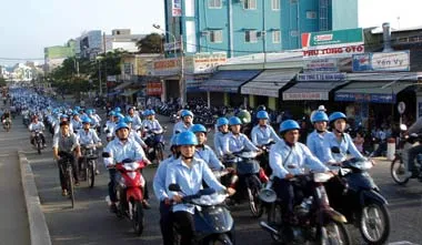 Hầu hết người đi xe gắn máy đều chấp hành ảnh 11 Hầu hết người đi xe gắn máy đều chấp hành ảnh 11