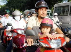 Hầu hết người đi xe gắn máy đều chấp hành