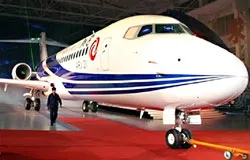Trung Quốc : Xuất xưởng máy bay tự chế tạo đầu tiên
