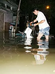 Triều cường đạt đỉnh gây ngập nặng một số tuyến đường