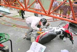 Gãy cẩu tháp, 5 người bị thương ảnh 2 Gãy cẩu tháp, 5 người bị thương ảnh 2