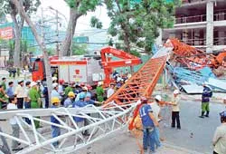Gãy cẩu tháp, 5 người bị thương