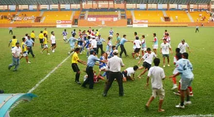 Cuộc hỗn chiến sau trận đấu giữa Thành Long và HAGL. Cuộc hỗn chiến sau trận đấu giữa Thành Long và HAGL.