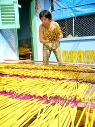 Xóm nhang còn... người se nhang! ảnh 2 Xóm nhang còn... người se nhang! ảnh 2