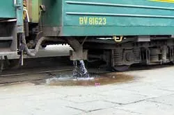 Gần 90% nhà vệ sinh trên tàu thải trực tiếp xuống đường ray